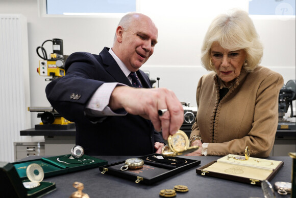 Mais il est temps de "ralentir" pour le roi Charles III.
Camilla Parker Bowles - Visite de la bijouterie Deacon & Sons, l'une des plus anciennes entreprises familiales de Swindon, à l'occasion de ses 175 ans d'activité le 22 janvier 2024.