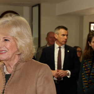 Camilla Parker Bowles - Visite de la bijouterie Deacon & Sons, l'une des plus anciennes entreprises familiales de Swindon, à l'occasion de ses 175 ans d'activité le 22 janvier 2024.