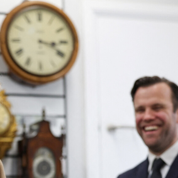 Camilla Parker Bowles - Visite de la bijouterie Deacon & Sons, l'une des plus anciennes entreprises familiales de Swindon, à l'occasion de ses 175 ans d'activité le 22 janvier 2024.