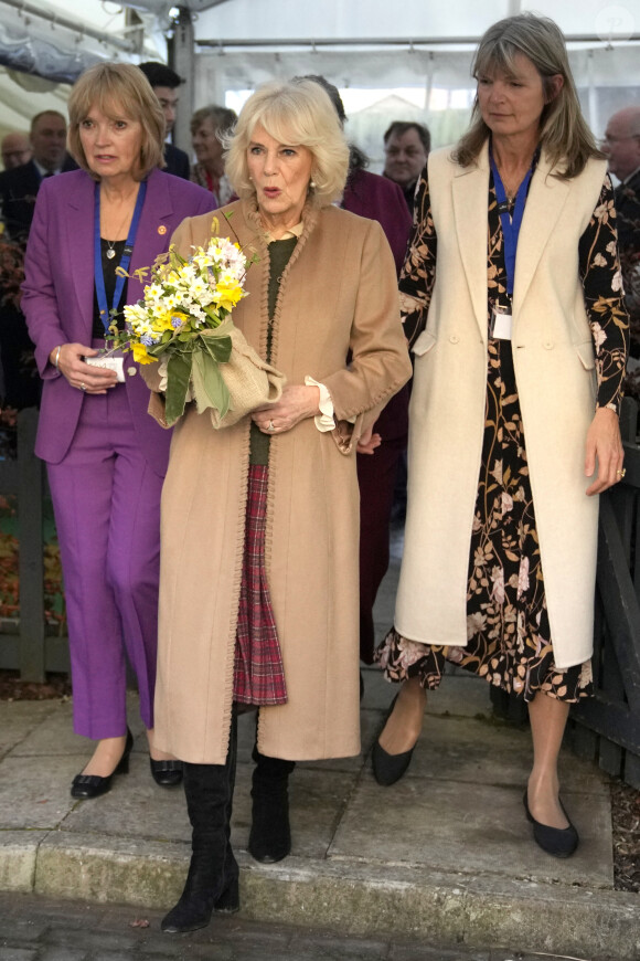Camilla Parker Bowles, reine consort d'Angleterre visite un centre d'aide aux victimes de violences domestiques à Londres le 22 janvier 2024.