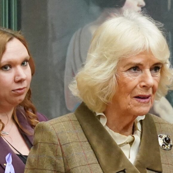 Camilla Parker Bowles, reine consort d'Angleterre, inaugure le nouveau "Safe Space" lors d'une visite à la galerie d'art d'Aberdeen, le 18 janvier 2024.