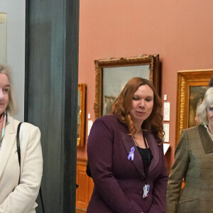 Camilla Parker Bowles, reine consort d'Angleterre, inaugure le nouveau "Safe Space" lors d'une visite à la galerie d'art d'Aberdeen, le 18 janvier 2024.
