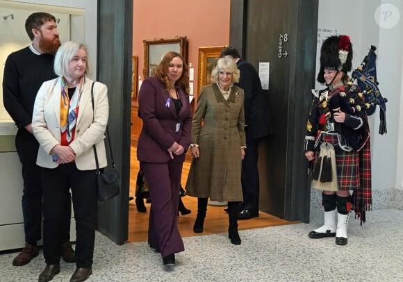 Camilla Parker Bowles, reine consort d'Angleterre, inaugure le nouveau "Safe Space" lors d'une visite à la galerie d'art d'Aberdeen, le 18 janvier 2024.