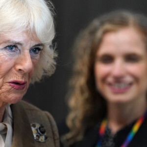 Camilla Parker Bowles, reine consort d'Angleterre, inaugure le nouveau "Safe Space" lors d'une visite à la galerie d'art d'Aberdeen, le 18 janvier 2024.