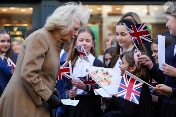 C'est en tout cas ce que Camilla lui a conseillé !
Camilla Parker Bowles, reine consort d'Angleterre, à la rencontre des habitants de Swindon, en marge de sa visite de la bijouterie familiale Deacon & Son, qui célèbre ses 175 ans d'activité, le 22 janvier 2024.