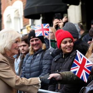 Camilla Parker Bowles, reine consort d'Angleterre, à la rencontre des habitants de Swindon, en marge de sa visite de la bijouterie familiale Deacon & Son, qui célèbre ses 175 ans d'activité, le 22 janvier 2024.