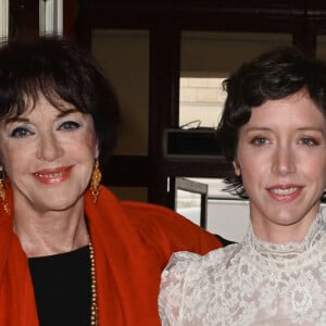 Anny Duperey et sa fille Sara Giraudeau - Photocall de la 34ème édition de la cérémonie des Molières au théâtre de Paris le 24 avril 2023. © Coadic Guirec / Bestimage 