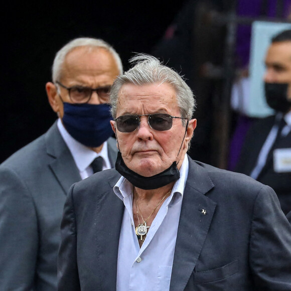 Un médecin qui l'a ausculté le 20 juillet 2023 a souligné un "état d’épuisement physique et psychique avec un risque suicidaire majeur". 
Alain Delon - Obsèques de Jean-Paul Belmondo en l'église Saint-Germain-des-Prés, à Paris le 10 septembre 2021. © Dominique Jacovides / Bestimage