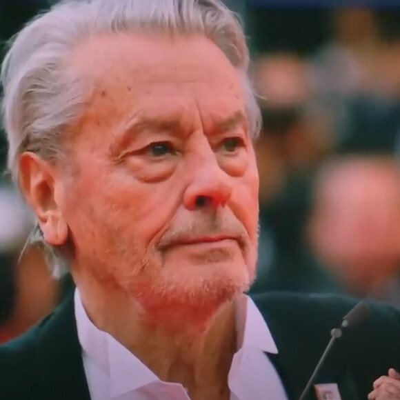 Captures d'écran d'Anouchka Delon qui a pris la parole face aux dernières accusations de son frère, Anthony sur le plateau du JT de Audrey Crespo-Mara sur TF1 le 7 janvier 2023.