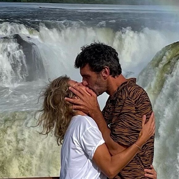 Depuis, elles ont grandi, et assistaient en juin 2022 au mariage de leur mère avec Manuel.
Karin Viard et son compagnon Manuel Herrero sur Instagram. Le 16 janvier 2022.