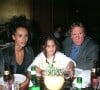 La fille née de son histoire d'amour avec Karine Silla, aujourd'hui âgée de 32 ans
Gérard Depardieu, Karine Silla et leur fille Roxane lors d'un dîner au Buddha Bar le 14 octobre 1996