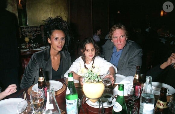 La fille née de son histoire d'amour avec Karine Silla, aujourd'hui âgée de 32 ans
Gérard Depardieu, Karine Silla et leur fille Roxane lors d'un dîner au Buddha Bar le 14 octobre 1996