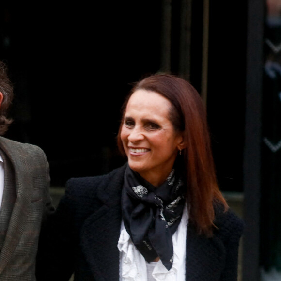 Sa mère Karine Silla s'est confiée sur la manière dont la jeune femme vivait le scandale au sujet de son père
Vincent Perez et sa femme Karine Silla - Arrivées au défilé de mode Haute-Couture automne-hiver 2024/2025 "Chanel" au Grand Palais Ephémère lors de la fashion week de Paris. Le 23 janvier 2024 © Christophe Clovis / Bestimage 