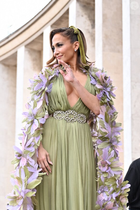 Sa tenue a fait d'elle une divinité antique
Jennifer Lopez arrive au défilé Elie Saab Haute Couture dans le cadre de la Fashion Week de Paris (PFW) le 24 janvier 2024. © Pierre Perusseau - Tiziano Da Silva / Bestimage
