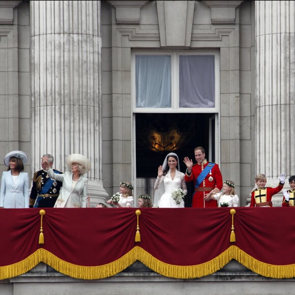Michael Middleton, Carole Middleton, le prince Charles et Camilla Parker Bowles, duchesse de Cornouailles, la reine Elisabeth II d'Angleterre, le prince Philip, duc d'Edimbourg, Pippa Middleton et le prince Harry - Mariage de Kate Middleton et du prince William d'Angleterre à Londres. Le 29 avril 2011 