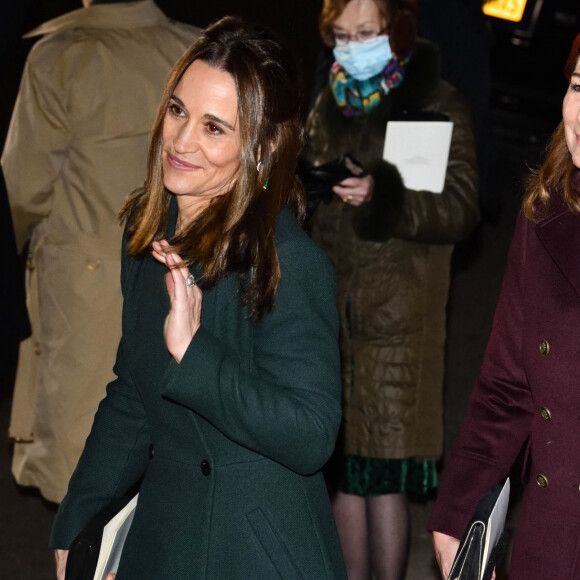 Mais il peut heureusement compter sur le soutien de sa belle-famille, dont Pippa et Carole Middleton, qui ont rendu visite à Kate à l'hôpital
Pippa Middleton et sa mère Carole - La famille royale arrive au service de chant communautaire Together At Christmas à l'abbaye de Westminster à Londres le 8 décembre 2021. 