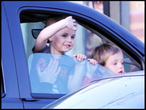 Britney Spears se rend à un rendez-vous professionnel en compagnie de sa mère, Lynne, le vendredi 12 mars. Sean Preston et Jayden James ont accompagné leur maman.