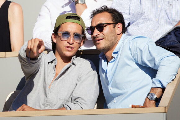 La Famille Kretz, Valentin et le chanteur Raphaël en tribunes lors des Internationaux de France de tennis de Roland Garros 2023 à Paris, France, le 31 mai 2023. © Jacovides-Moreau/Bestimage