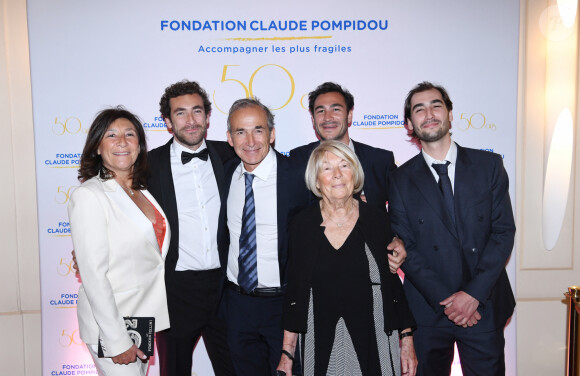 Exclusif - La famille Kretz : "L'Agence" sur TMC : Sandrine Kretz, Martin Kretz, Olivier Kretz, Majo (la grand-mère), Valentin et Louis - Soirée de gala des 50 ans de la Fondation Claude Pompidou à l'Hôtel Marcel Dassault à Paris le 12 avril 2022. Rachid Bellak / LMS / Bestimage