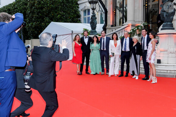 La famille Kretz : "L'Agence" sur TMC : Olivier Kretz, Sandrine Kretz, Louis Kretz, guest, Martin Kretz et sa femme Eve von Romberg, Majo (la grand-mère), Valentin Kretz et sa femme Charina Sarte - Soirée de gala des 50 ans de la Fondation Claude Pompidou à l'Hôtel Marcel Dassault à Paris le 12 avril 2022. Rachid Bellak / LMS / Bestimage