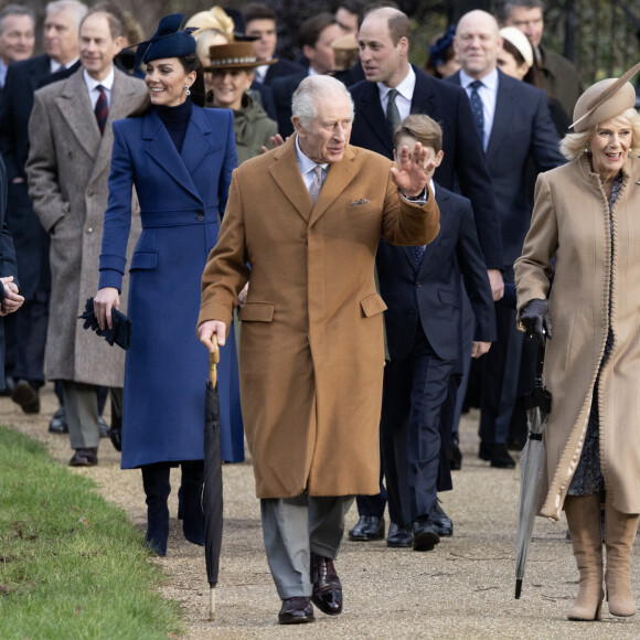 Le roi Charles III d'Angleterre et Camilla Parker Bowles, reine consort d'Angleterre, le prince William, prince de Galles, et Catherine (Kate) Middleton, princesse de Galles, avec leurs enfants le prince George de Galles, la princesse Charlotte de Galles et le prince Louis de Galles - Messe de Noël de la famille royale à Sandringham.