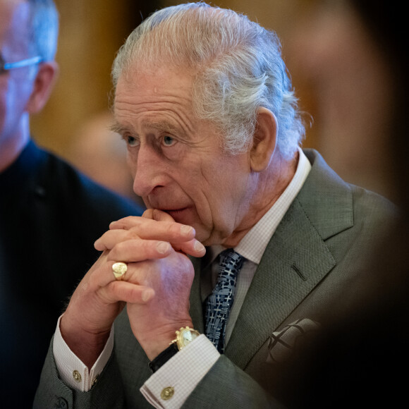 Et avait annoncé qu'il passerait rapidement sur le billard.
Le roi Charles III d'Angleterre, organise un rassemblement de jeunes chefs religieux et communautaires britanniques au palais de Buckingham, à Londres, pour discuter des défis auxquels leurs communautés sont confrontées et des moyens par lesquels une plus grande cohésion et une plus grande fraternité peuvent être favorisées entre elles. 