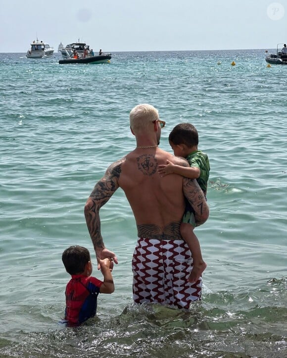 Avec qui il a 2 enfants.
M.Pokora avec ses fils, Instagram.