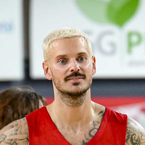 
Tony Parker et Matt Pokora (M.Pokora) s'affrontent lors d'un match de basket par équipes dans le cadre d'une animation Radio Scoop au Gymnase Mado Bonnet à Lyon le 26 octobre 2023.