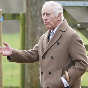 Le roi Charles III d'Angleterre à son arrivée à la messe du dimanche en l'église St Mary Magdalene à Sandringham.