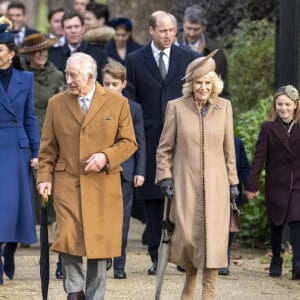 Le prince William, prince de Galles, et Catherine (Kate) Middleton, princesse de Galles, Le roi Charles III d'Angleterre et Camilla Parker Bowles, reine consort d'Angleterre. Les membres de la famille royale britannique lors de la messe du matin de Noël en l'église St-Mary Magdalene à Sandringham, le 25 décembre 2023.