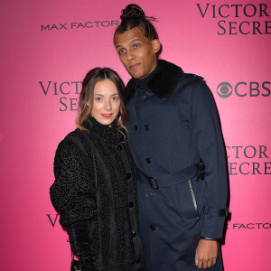 "Hello 2024" écrit-elle en légende de trois photographies publiées sur Instagram.
Le chanteur Stromae (nouvelle coupe de cheveux) et sa femme Coralie Barbier lors du photocall du Victoria's Secret Fashion 2016 au Grand Palais à Paris, France, le 30novembre 2016. © BOV/Bestimage 