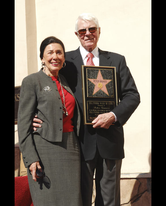 Peter Graves, en compagnie de sa femme Joan Endress, reçoit son étoile sur Hollywood Blvd en octobre 2009 à Los Angeles