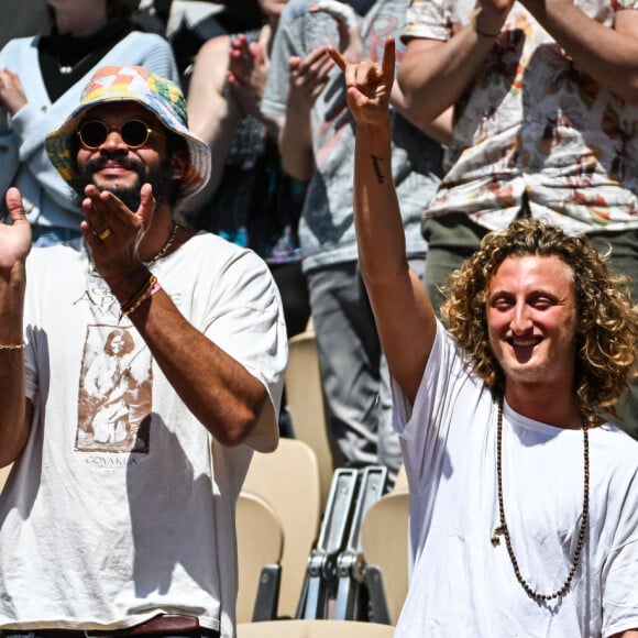 Joakim Noah avec sa femme Lais Ribeiro, Jenaye Noah et Joalukas Noah - Concert de Yannick Noah lors des internationaux de France de Tennis de Roland Garros 2023 à Paris le 27 mai 2023. © Matthieu Mirville/Bestimage