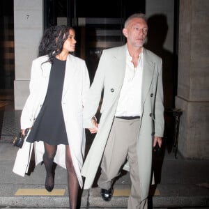 Tous les deux sont en couple depuis quelques mois seulement. 
Vincent Cassel et sa compagne Narah Baptista à la sortie d'un dîner à l'hôtel "Costes" lors de la Fashion Week de Paris (PFW), le 18 janvier 2024. 