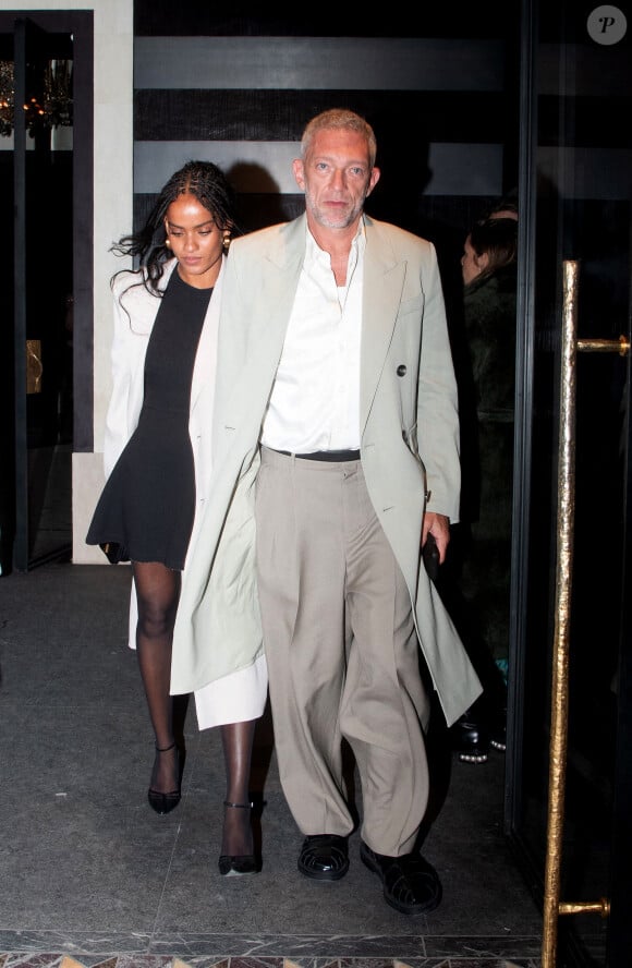 Tina Kunakey, l'ex-femme de Vincent Cassel et sa fille Deva y étaient pourtant. 
Vincent Cassel et sa compagne Narah Baptista à la sortie d'un dîner à l'hôtel "Costes" lors de la Fashion Week de Paris (PFW), le 18 janvier 2024. 
