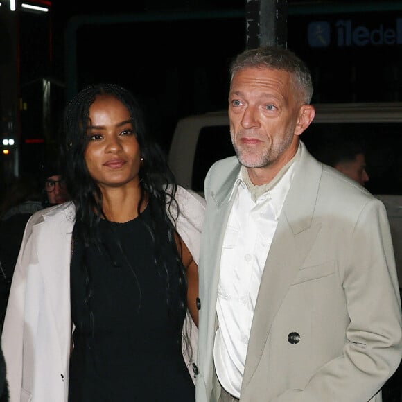 Vincent Cassel semble toujours aussi amoureux de Narah Baptista. 
Narah Baptista et Vincent Cassel - Arrivées des personnalités au défilé AMI collection homme automne/hiver lors de la fashion week à Paris (PFW). © Denis Guignebourg / Bestimage 