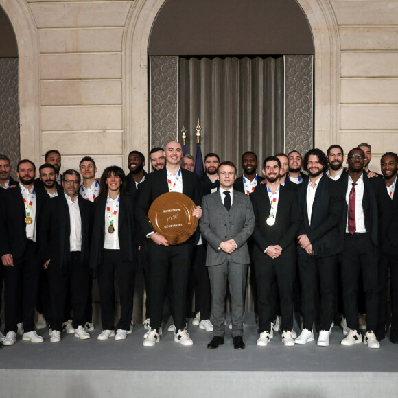 Le président français, Emmanuel Macron accompagné de Amélie Oudéa-Castéra, ministre des Sports et des Jeux olympiques et paralympiques pose avec l'équipe de France masculine de handball championne d'Europe, au palais de l'Elysée, Paris, France, le 29 janvier 2024 © Stéphane Lemouton/Bestimage 