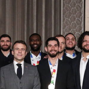 Le président français, Emmanuel Macron accompagné de Amélie Oudéa-Castéra, ministre des Sports et des Jeux olympiques et paralympiques pose avec l'équipe de France masculine de handball championne d'Europe, au palais de l'Elysée, Paris, France, le 29 janvier 2024 © Stéphane Lemouton/Bestimage 