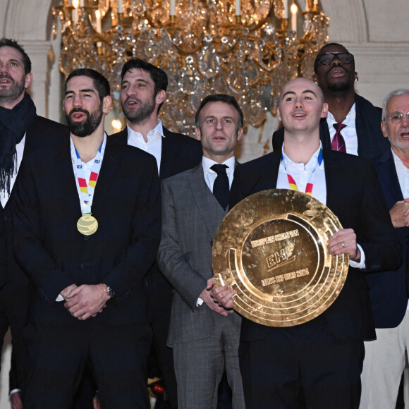 Le président français, Emmanuel Macron accompagné de Amélie Oudéa-Castéra, ministre des Sports et des Jeux olympiques et paralympiques pose avec l'équipe de France masculine de handball championne d'Europe, au palais de l'Elysée, Paris, France, le 29 janvier 2024 © Federico Pestellini/Panoramic/Bestimage