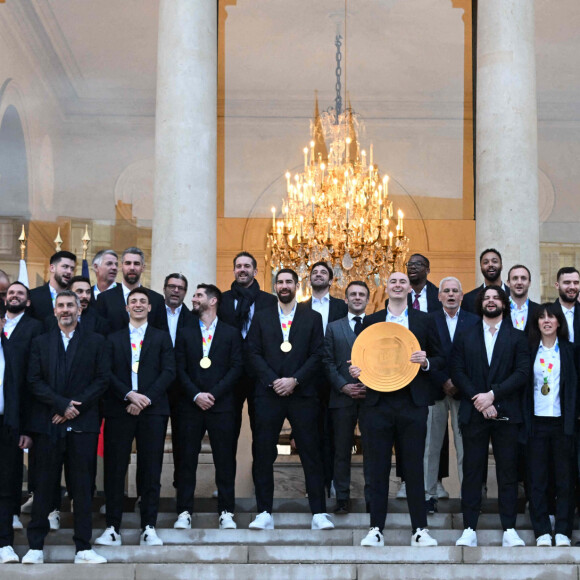 Le président français, Emmanuel Macron accompagné de Amélie Oudéa-Castéra, ministre des Sports et des Jeux olympiques et paralympiques pose avec l'équipe de France masculine de handball championne d'Europe, au palais de l'Elysée, Paris, France, le 29 janvier 2024 © Federico Pestellini/Panoramic/Bestimage