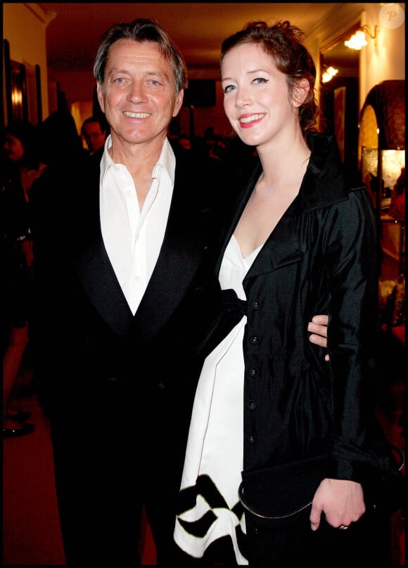 En couple avec lui pendant 15 ans, Anny Duperey a eu deux enfants.
Bernard Giraudeau et sa fille Sara - 23e cérémonie des Molières au Théâtre de Paris. 2009.