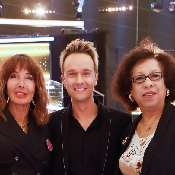 Exclusif - Cyril Féraud pose avec deux anciennes Claudettes, Dani Borg et Ketty Naval - Enregistrement de l'émission "100% Logique". © Christophe Clovis / Bestimage