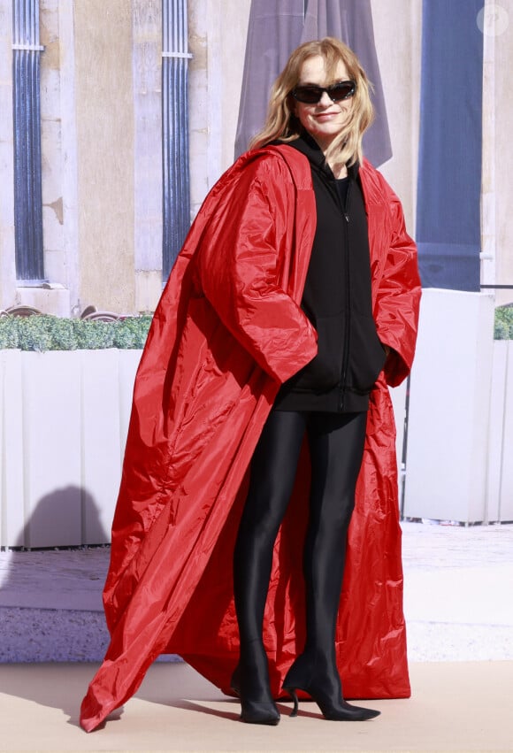 Elle s'y rend le plus souvent possible.
Isabelle Huppert Les arrivées du défilé BALENCIAGA au dôme des Invalides à Paris dimanche 1er septembre 2023 lors de la Paris Fashion Week, saison printemps-été 2024. 