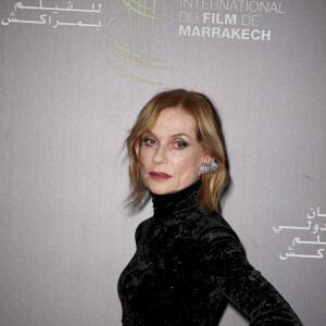 Isabelle Huppert au photocall de la soirée d'anniversaire pour les 20 ans du Festival International du Film de Marrakech, Maroc, le 25 novembre 2023. © Dominique Jacovides/Bestimage 