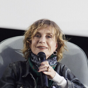 Isabelle Huppert en conférence de presse à la "Film Academy" à Madrid, le 8 juin 2023. 