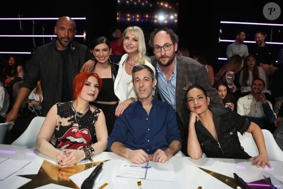 Lucie Bernardoni, Malika Benjelloun, Cécile Chaduteau, Adeline Toniutti, Marlène Schaff, Pierre de Brauer, Coach Joe et Michaël Goldman lors d'un prime de la "Star Academy"