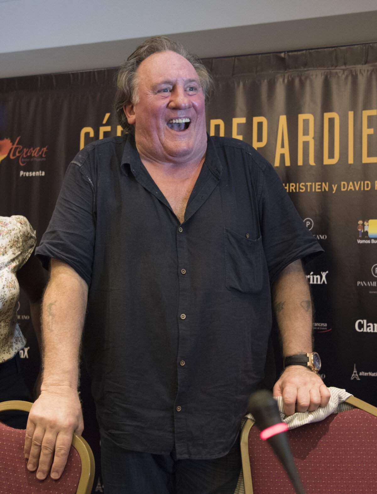 Photo Gérard Depardieu fume et fait un bras d'honneur lors d'une