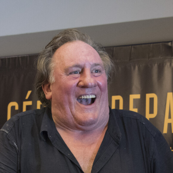 Gérard Depardieu fume et fait un bras d'honneur lors d'une conférence de presse à l'hôtel Panamericano Buenos Aires à propos de ses spectacles au théatre Colon le 16 décembre 2016.