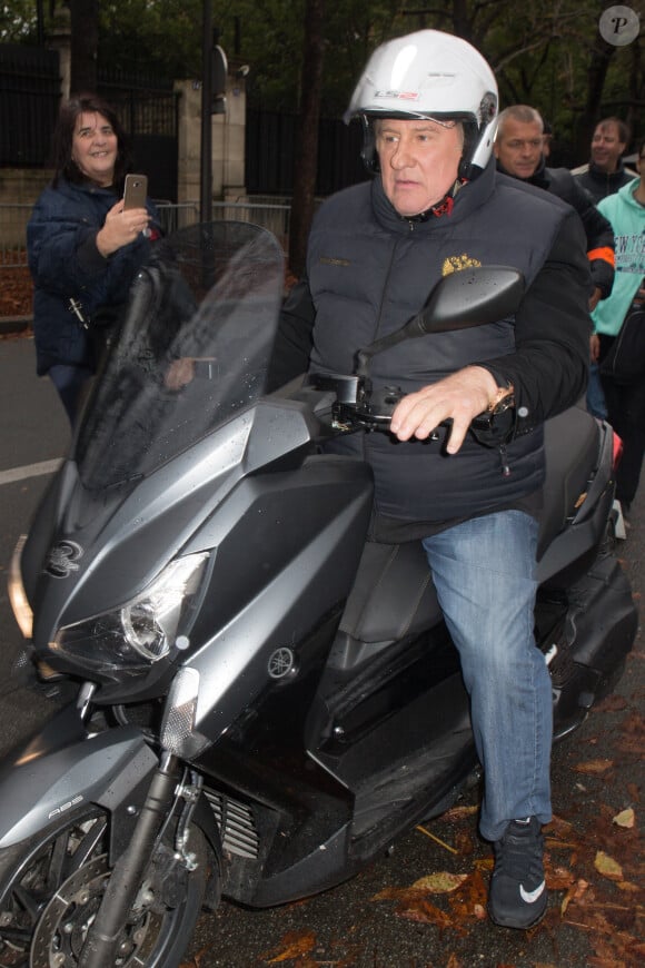 Gérard Depardieu en scooter à la sortie de l'enregistrement de l’émission "Vivement Dimanche" à Paris, France, le 9 novembre 2016.