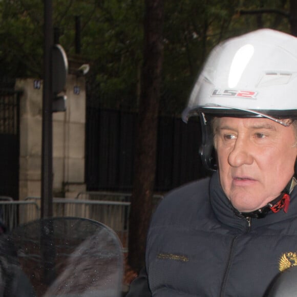 Gérard Depardieu en scooter à la sortie de l'enregistrement de l’émission "Vivement Dimanche" à Paris, France, le 9 novembre 2016.